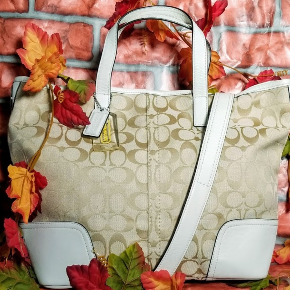 NWT COACH- Hadley Signature Duffle Bag